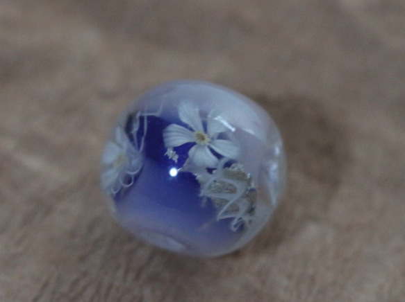K様専用品:白の花とプラチナ箔のとんぼ玉のネックレス 5枚目の画像