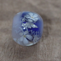 K様専用品:白の花とプラチナ箔のとんぼ玉のネックレス 6枚目の画像