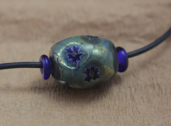 青い花と銀箔入りとんぼ玉のネックレス 3枚目の画像