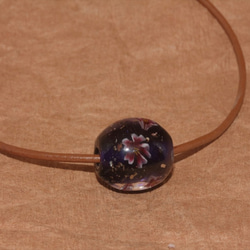 青紫地に桜と金箔がちりばめられたとんぼ玉のネックレス 2枚目の画像