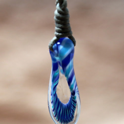 ブルーレースの入った細長い形のとんぼ玉のネックレス 1枚目の画像