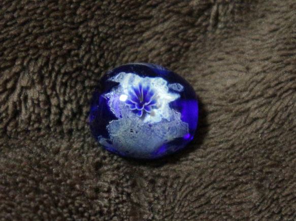 青い八重の花と銀箔のとんぼ玉 3枚目の画像