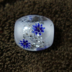 乳白色の玉に青の八重の花と白レース、プラチナ箔を入れたとんぼ玉 1枚目の画像