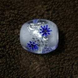 乳白色の玉に青の八重の花と白レース、プラチナ箔を入れたとんぼ玉 2枚目の画像