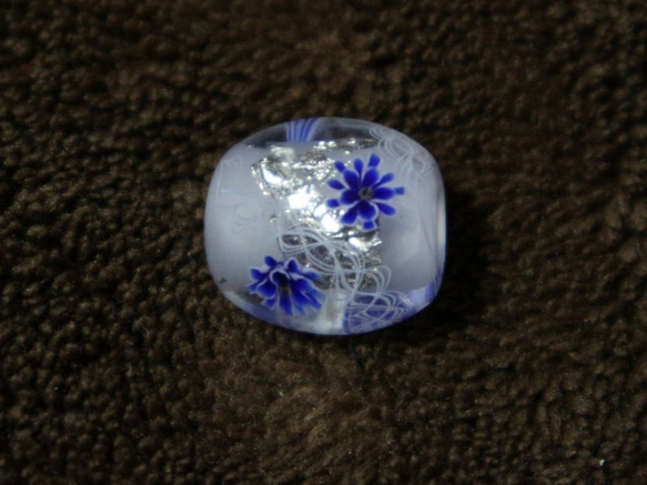 乳白色の玉に青の八重の花と白レース、プラチナ箔を入れたとんぼ玉 2枚目の画像
