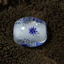 乳白色の玉に青の八重の花と白レース、プラチナ箔を入れたとんぼ玉 3枚目の画像