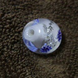 乳白色の玉に青の八重の花と白レース、プラチナ箔を入れたとんぼ玉 4枚目の画像