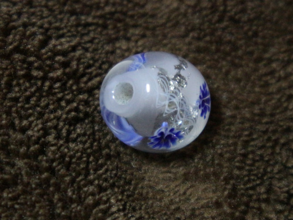 乳白色の玉に青の八重の花と白レース、プラチナ箔を入れたとんぼ玉 4枚目の画像