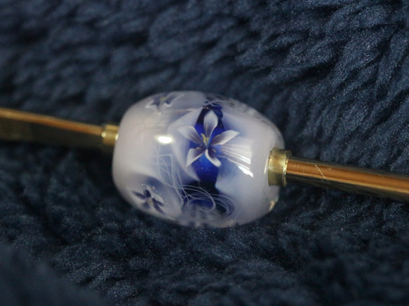 青紫の花のとんぼ玉のかんざし 1枚目の画像