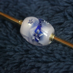 青紫の花のとんぼ玉のかんざし 2枚目の画像