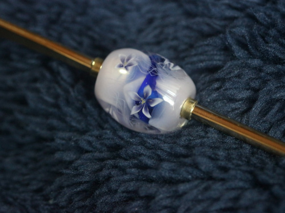 青紫の花のとんぼ玉のかんざし 2枚目の画像