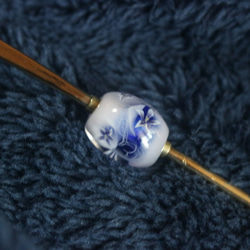 青紫の花のとんぼ玉のかんざし 3枚目の画像
