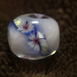 乳白色の玉に青の帯と銀、桜の花を咲かせたんぼ玉 2枚目の画像