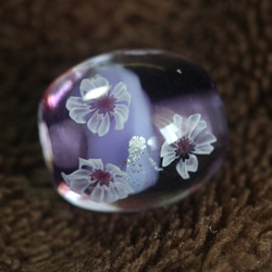 透明の薄紫の玉に藤色の帯と銀、桜の花を咲かせたとんぼ玉 1枚目の画像