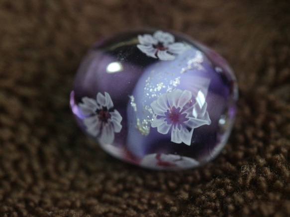 透明の薄紫の玉に藤色の帯と銀、桜の花を咲かせたとんぼ玉 2枚目の画像