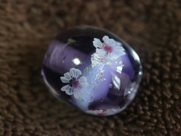 透明の薄紫の玉に藤色の帯と銀、桜の花を咲かせたとんぼ玉 3枚目の画像