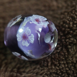 透明の薄紫の玉に藤色の帯と銀、桜の花を咲かせたとんぼ玉 4枚目の画像