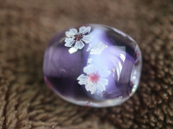 透明の薄紫の玉に藤色の帯と銀、桜の花を咲かせたとんぼ玉 5枚目の画像
