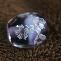 透明の薄紫の玉に藤色の帯と銀、桜の花を咲かせたとんぼ玉 7枚目の画像
