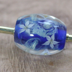 窯変した銀と白い花の入った青のとんぼ玉のかんざし 2枚目の画像