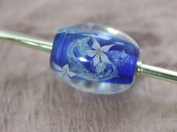窯変した銀と白い花の入った青のとんぼ玉のかんざし 3枚目の画像