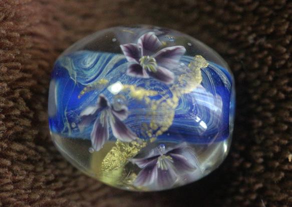 紫の花に変化した銀と金箔のとんぼ玉 3枚目の画像