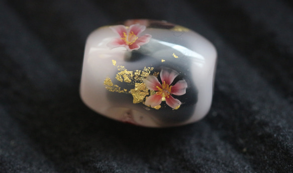 桜の花と金箔を入れたとんぼ玉 1枚目の画像