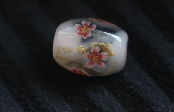 桜の花と金箔を入れたとんぼ玉 4枚目の画像