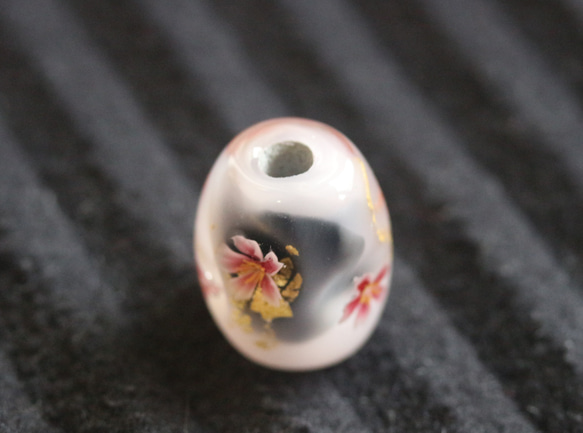 桜の花と金箔を入れたとんぼ玉 5枚目の画像