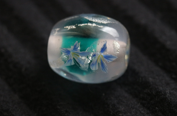 青の花にプラチナ箔を入れた透明なとんぼ玉 2枚目の画像