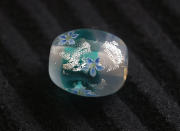 青の花にプラチナ箔を入れた透明なとんぼ玉 3枚目の画像