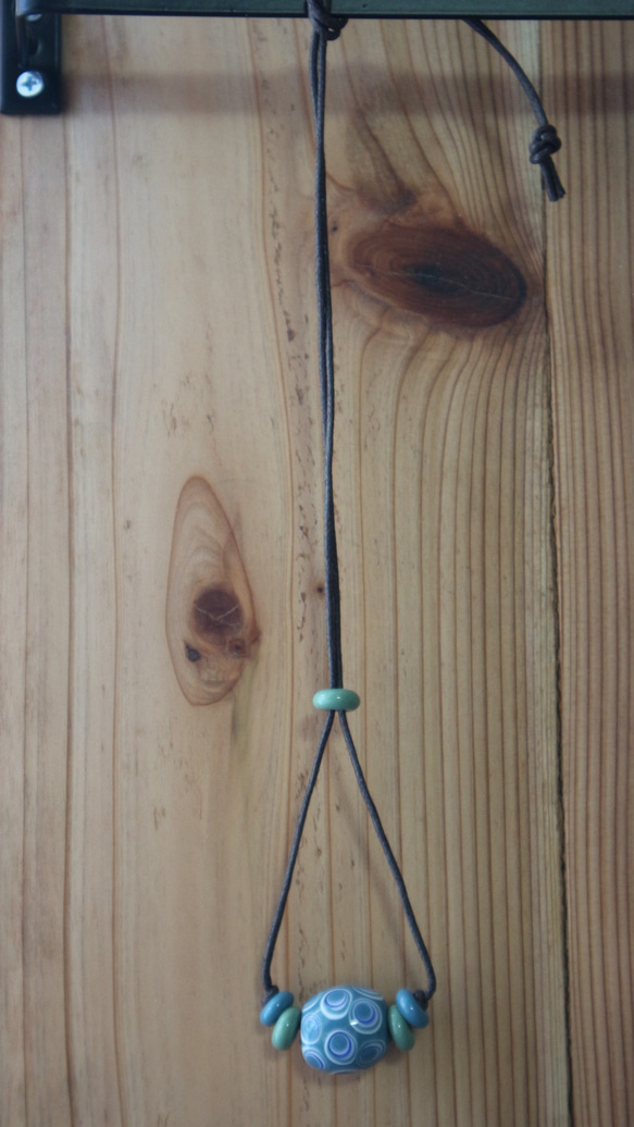 青緑に青白の輪の模様の入ったとんぼ玉のネックレス 2枚目の画像