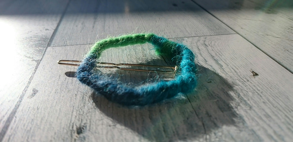 グラデーション毛糸のフレームヘアピン（ダボピン） 2枚目の画像