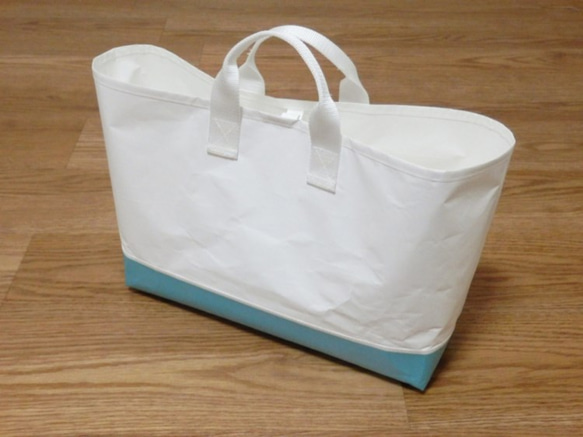 紙の手提げ袋（A4サイズ版/底：エメラルドグリーン） 1枚目の画像