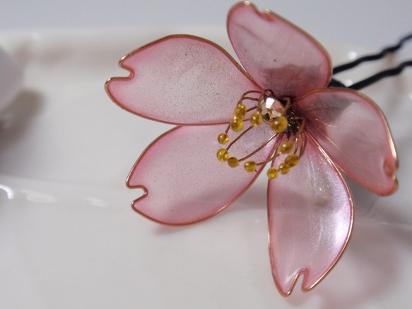 ゆらり桜のかんざし ディップアートの髪飾り - 飾屋那月 | minne