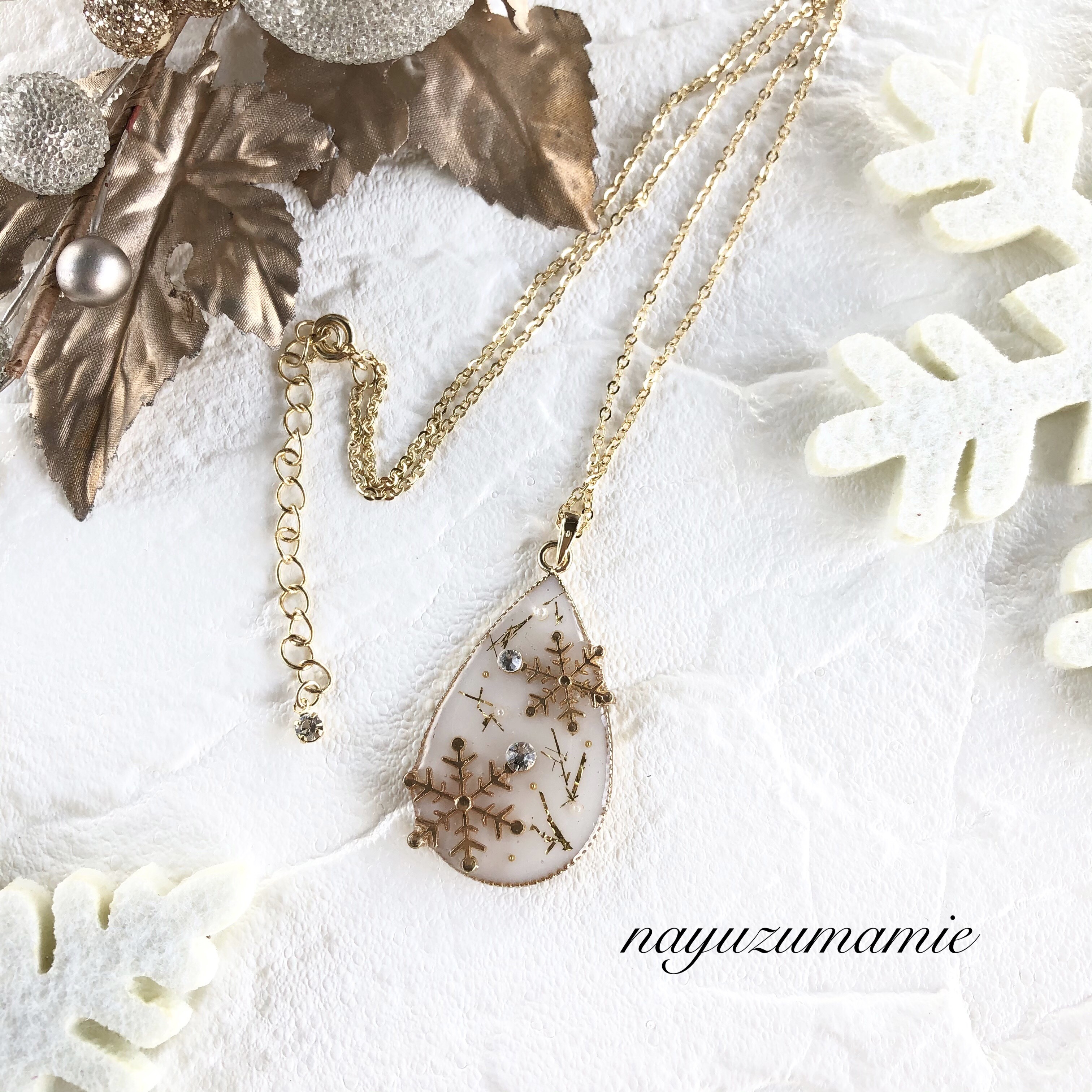 ∵雫の中の雪結晶∴レジンネックレス【311】 ネックレス・ペンダント