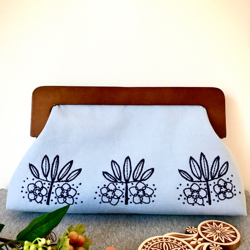 手刺繍 クラッチバッグ ウッドハンドル 北欧vin.お花 クラッチ 