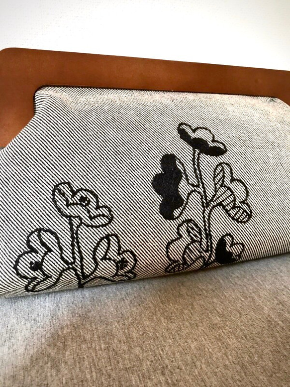手刺繍　クラッチバッグ　ウッドハンドル　ボタニカル 2枚目の画像