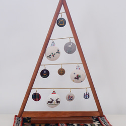 X'mas ウッドトライアングルツリー 手刺繍オーナメント 付き サンタ