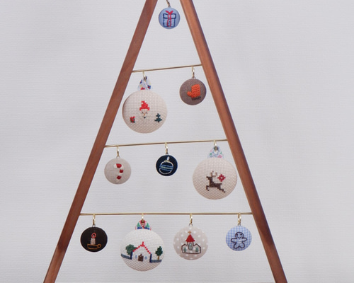 X'mas ウッドトライアングルツリー 手刺繍オーナメント 付き サンタ