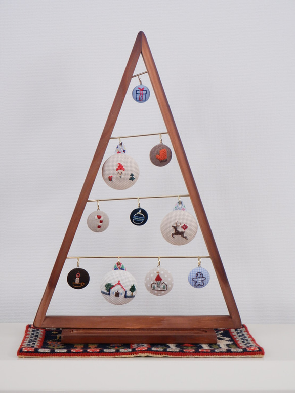 X'mas ウッドトライアングルツリー 手刺繍オーナメント 付き サンタ