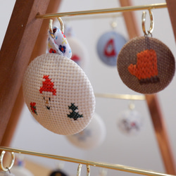 X’mas ウッドトライアングルツリー　手刺繍オーナメント 付き　サンタさん 2枚目の画像