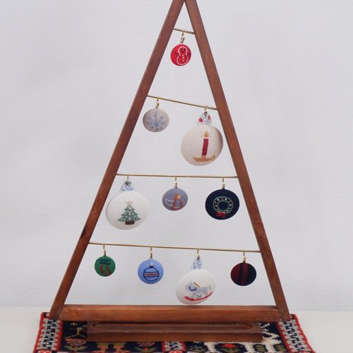 X'mas ウッドトライアングルツリー 手刺繍オーナメント 付き 木馬