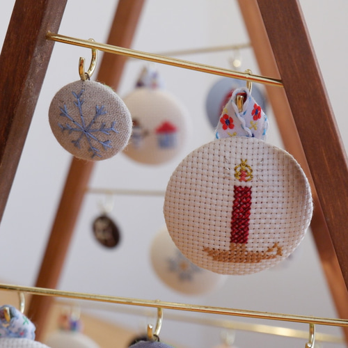 X'mas ウッドトライアングルツリー 手刺繍オーナメント 付き 木馬
