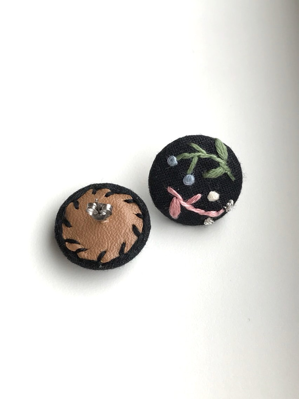 刺繍ピアス 3枚目の画像