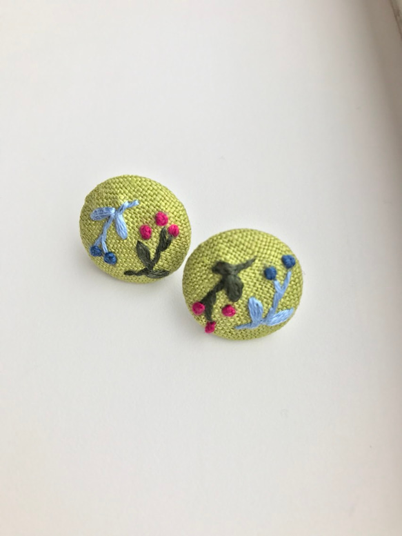 刺繍ピアス 1枚目の画像