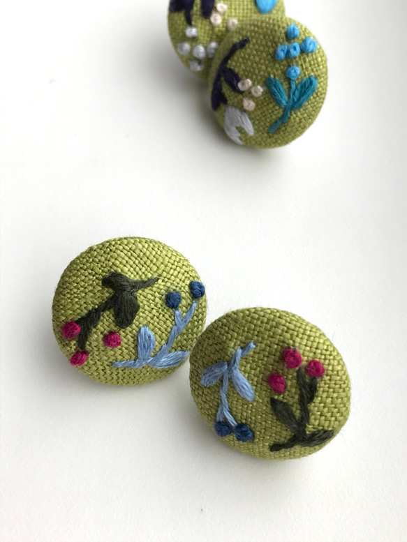 刺繍ピアス 2枚目の画像