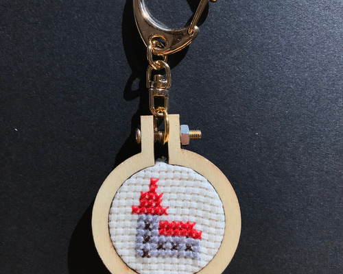 ebagos 封筒形キーホルダー ミルク×刺繍[45558] – CREER