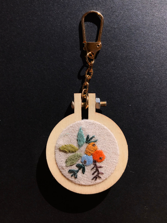 mini刺繍枠キーホルダー　木の実 1枚目の画像