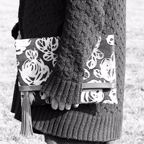 黒の花柄クラッチバッグ新品 CHANEL フラワー柄 クラッチバッグ CHANEL